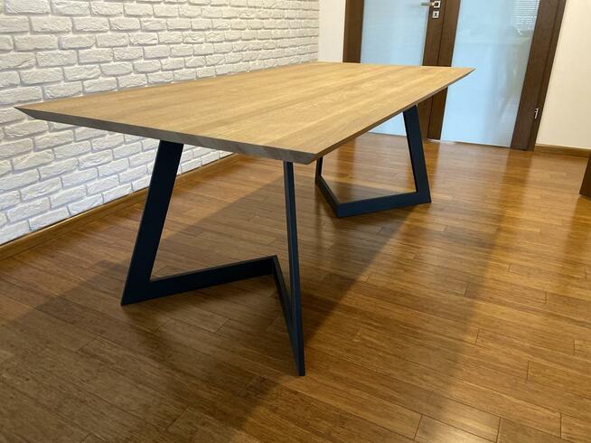 Stół z drewnianym blatem w stylu industrial