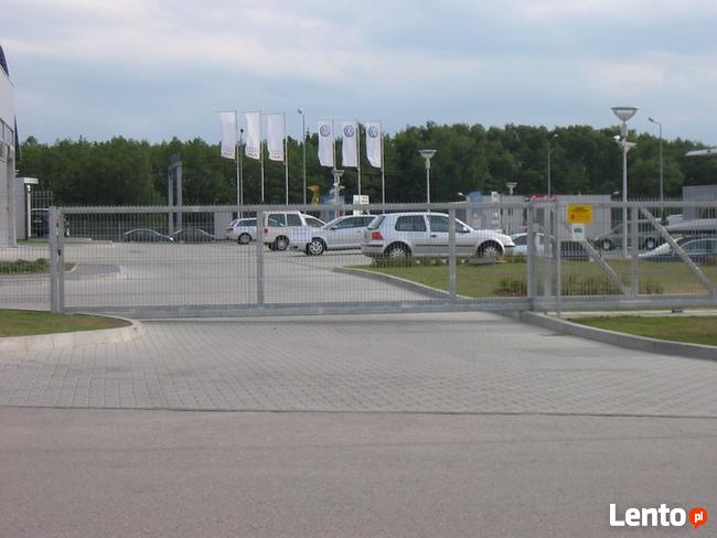 Brama wjazdowa, brama przesuwna z wypełnieniem z siatki zgrz
