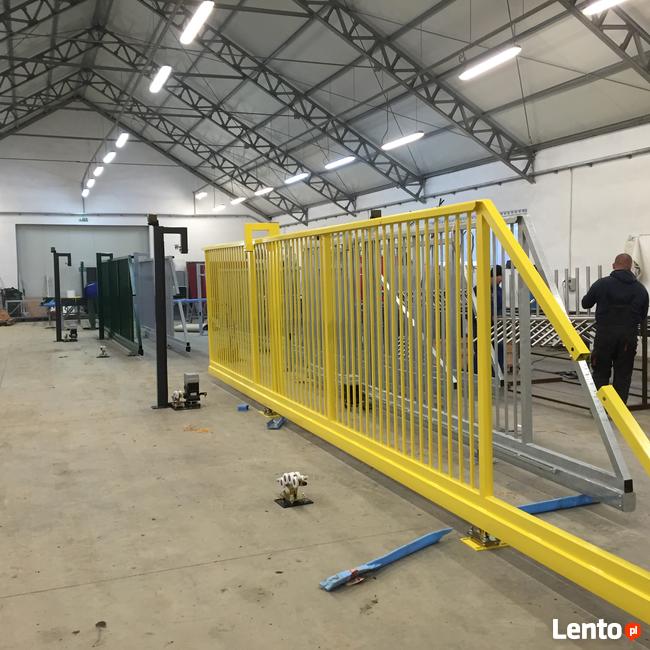 Brama wjazdowa, brama przesuwna z poziomym wypełnieniem