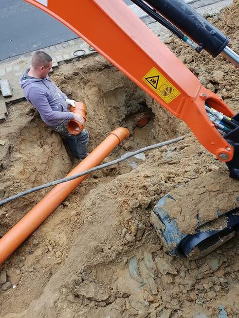 Usługi minikoparką i młotem wyburzeniowym na minikoparce