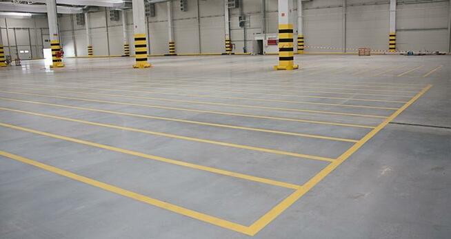 Malowanie linii, oznakowanie poziome hal magazynów, garaży