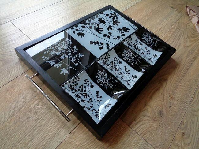 Taca drewniana + szklana podkładka i 3 miseczki