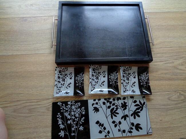 Taca drewniana + szklana podkładka i 3 miseczki