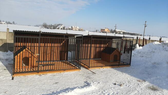 Kojce dla psów o różnym wymiarze i wyglądzie.