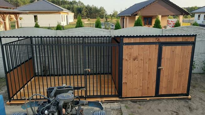 Kojce dla psów o różnym wymiarze i wyglądzie.