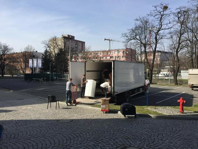 Tanie Przeprowadzki Wroclaw Przewóz Palet auto z windą