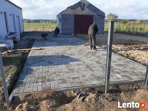 Układanie kostki brukowej kostki granitowej kamienia płytek
