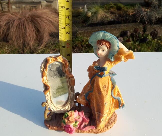 Figurka - Dama w kapeluszu stoi przed lustrem -13 cm