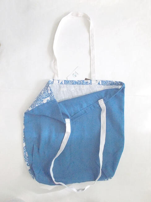 niebieska torba z płotna