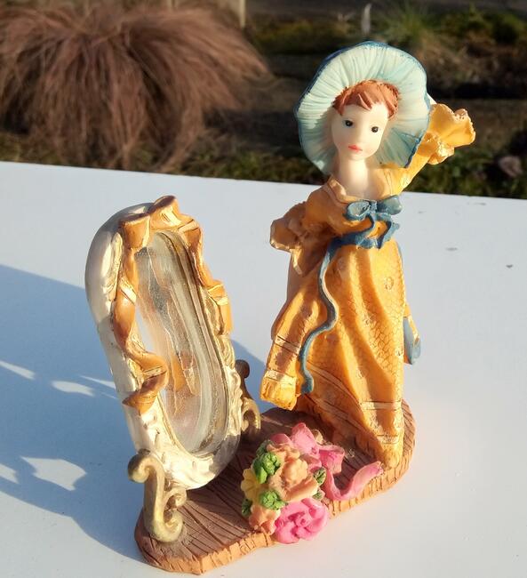 Figurka - Dama w kapeluszu stoi przed lustrem -13 cm