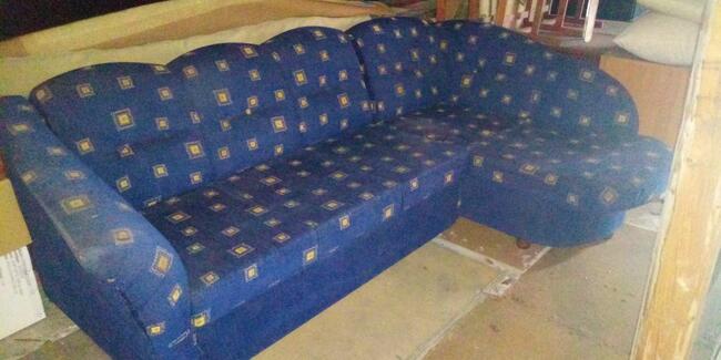 Niebieska kanapa narożna z funkcją spania i