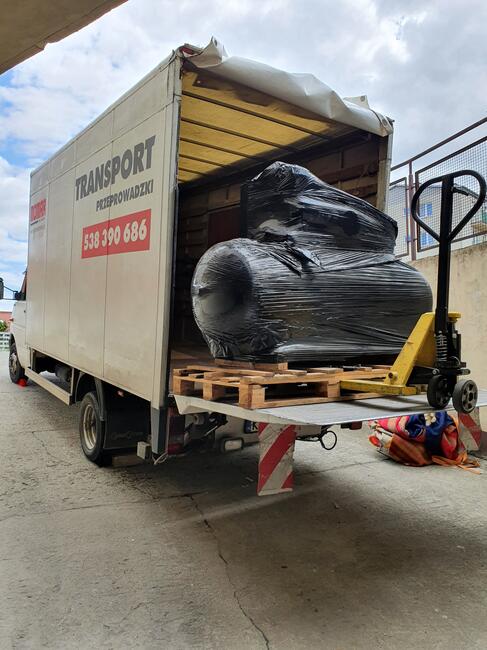 Tani Transport Przeprowadzki Wnosimy i Znosimy, Samochód z W