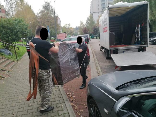 Tani Transport Przeprowadzki Wnosimy i Znosimy, Samochód z W