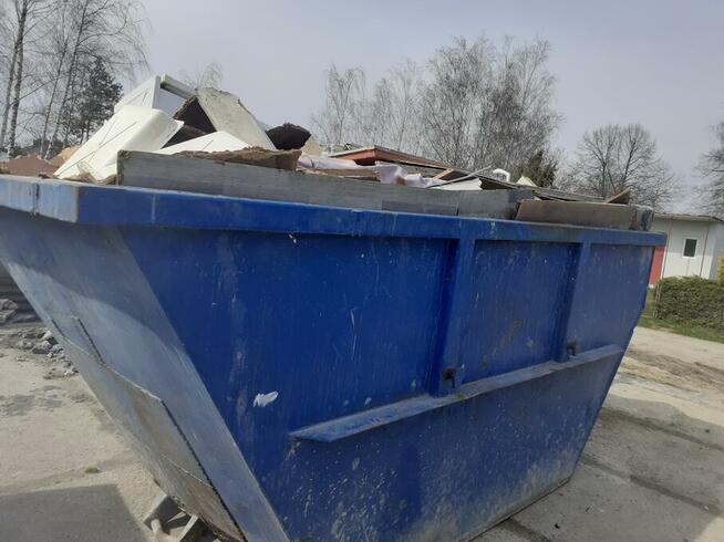 Wywóz odpadów z remontu i budowy pojazdem typu hakowiec