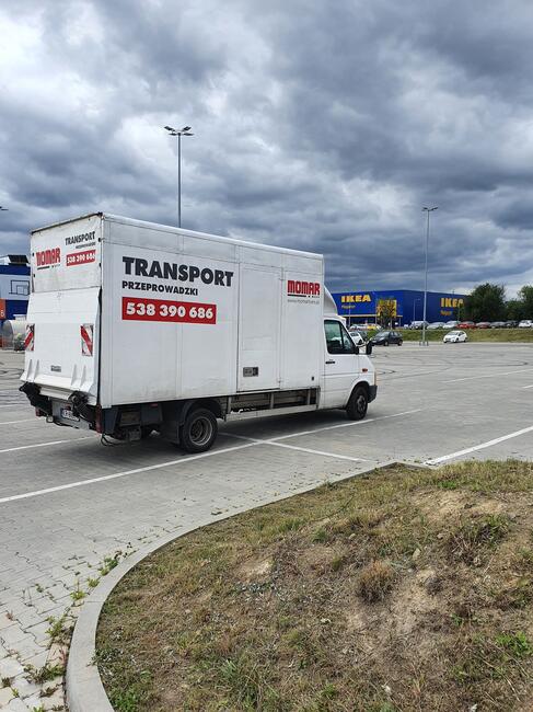 Tani Transport Przeprowadzki Wnosimy i Znosimy, Samochód z W