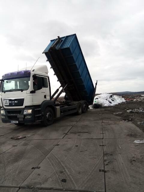 Wywóz odpadów z remontu i budowy pojazdem typu hakowiec