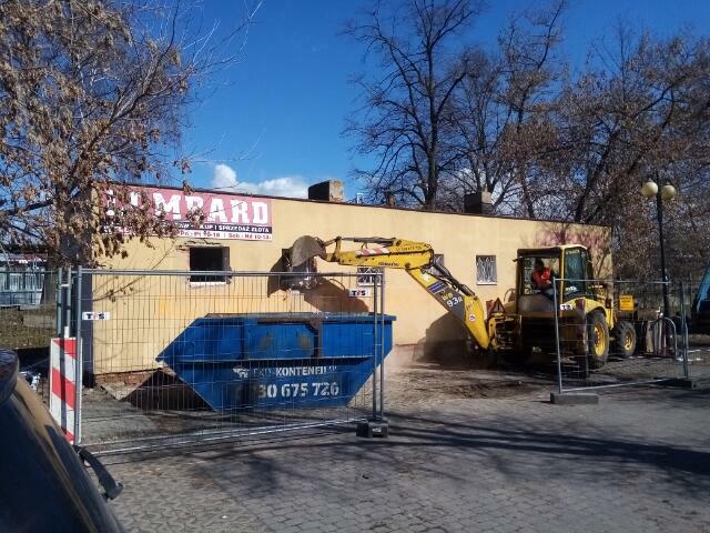 Wywóz odpadów z remontu i budowy pojazdem typu hakowiec