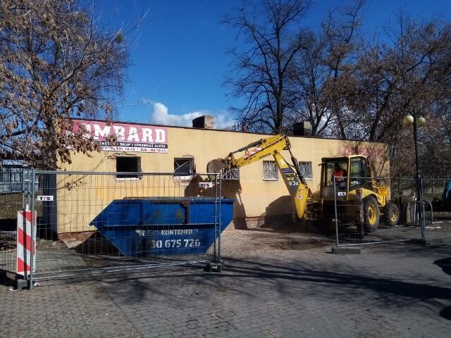 Wywóz odpadów z remontu i budowy pojazdem typu hakowiec