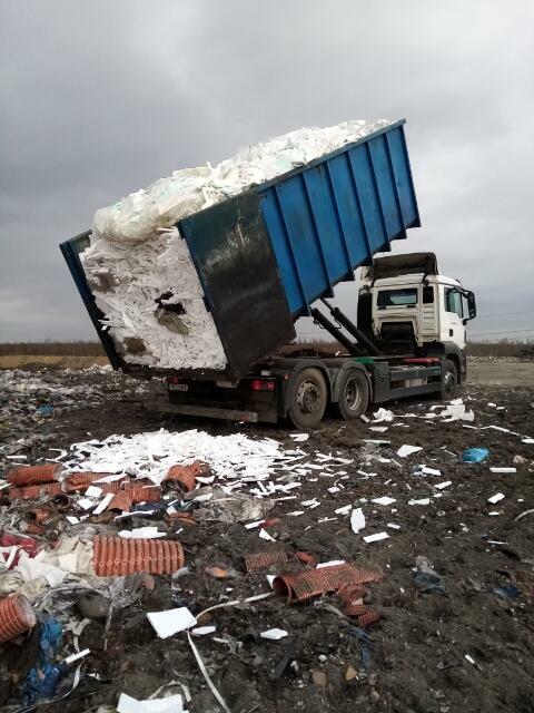 Wywóz odpadów z remontu i budowy pojazdem typu hakowiec