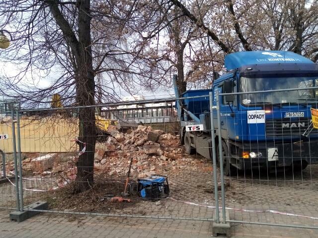 Wywóz odpadów z remontu i budowy pojazdem typu hakowiec