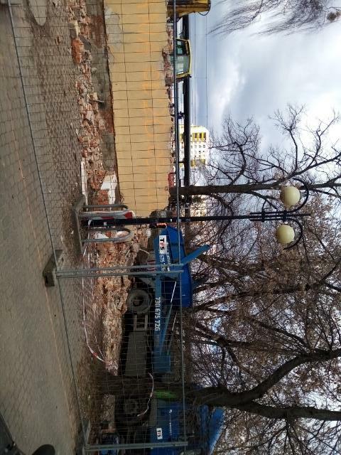 Wywóz odpadów z remontu i budowy pojazdem typu hakowiec