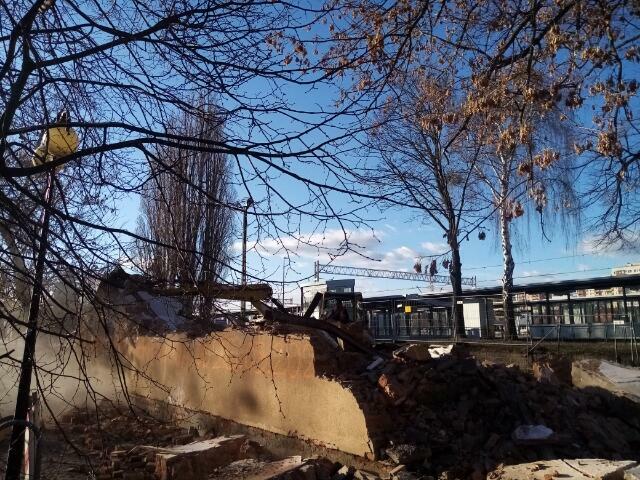 Wywóz odpadów z remontu i budowy pojazdem typu hakowiec