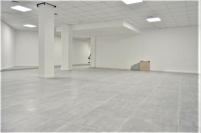 Lokal open space w nowoczesnym budynku z windą