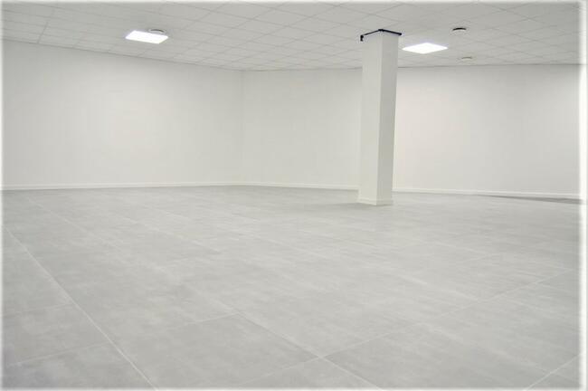 Lokal open space w nowoczesnym budynku z windą