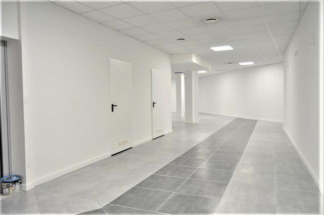 Lokal open space w nowoczesnym budynku z windą