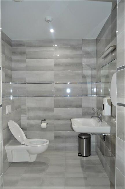 Lokal open space w nowoczesnym budynku z windą