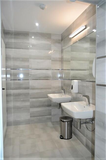 Lokal open space w nowoczesnym budynku z windą