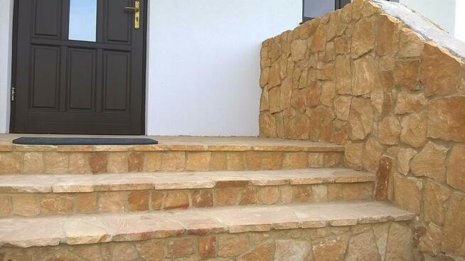 Płyty chodnikowe z piaskowca