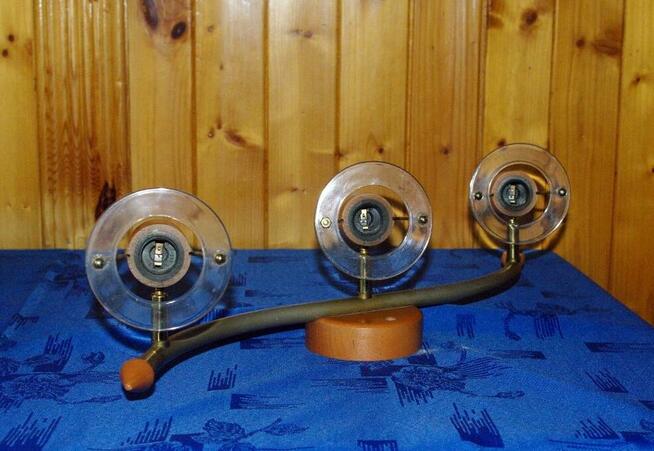 Kinkiet z trzema punktami światła