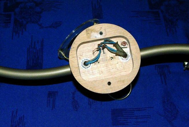 Kinkiet z trzema punktami światła