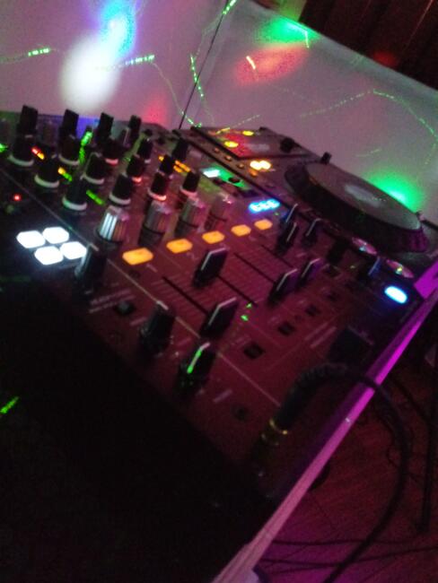 DJ-ka, konferansjerka, usługi muzyczne/wokalistka show