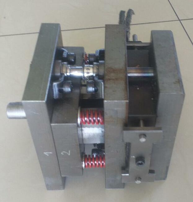 Przyrząd na uchwyty kablowe