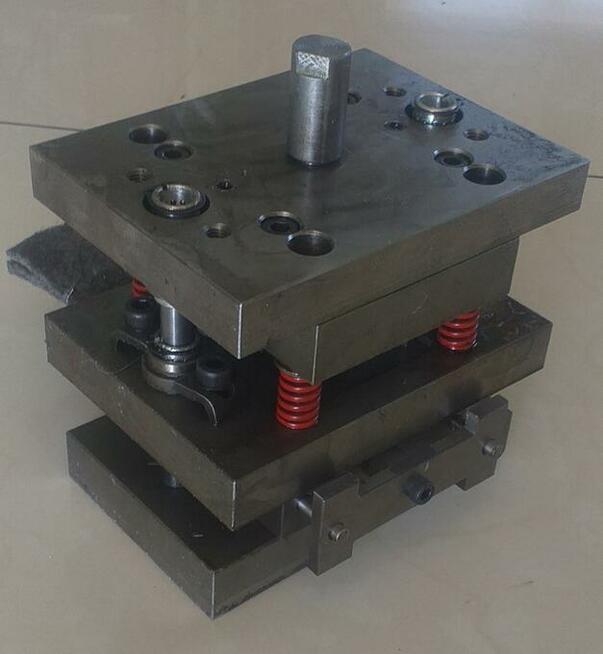 Przyrząd na uchwyty kablowe