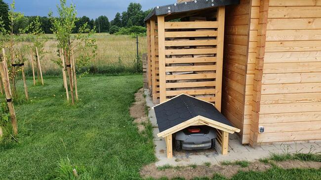 Garaż / domek dla kosiarki / kosiarka robot