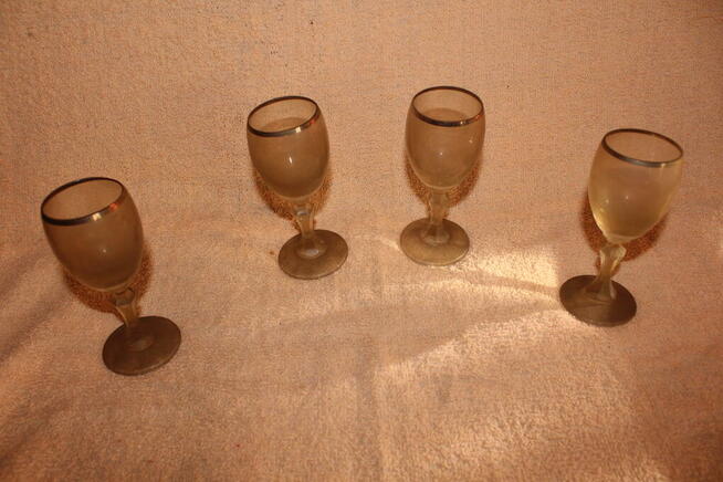 Kieliszki na nóżkach 4 sztuki PRL Stan BDB