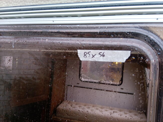 Okno do przyczepy kempingowej przód