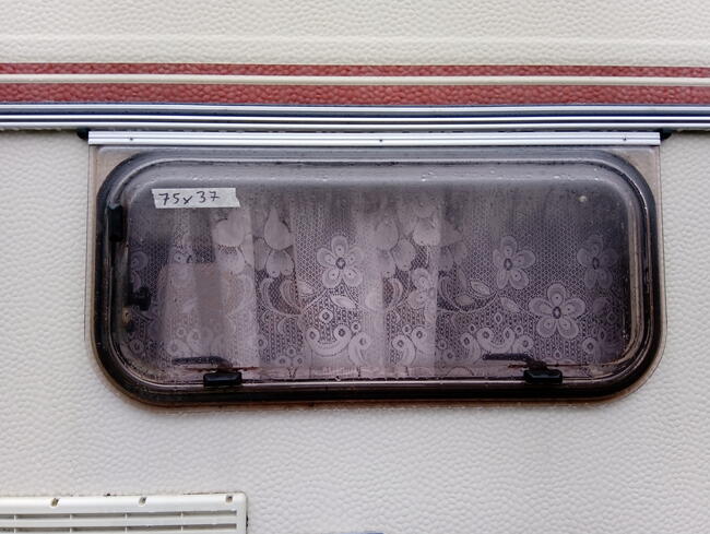 Okno do przyczepy kempingowej przód