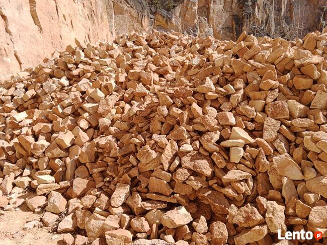 Kamień łamany na skarpy stawu łowiska zbiornika retencyjnego