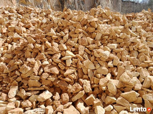 Kamień łamany na skarpy stawu łowiska zbiornika retencyjnego