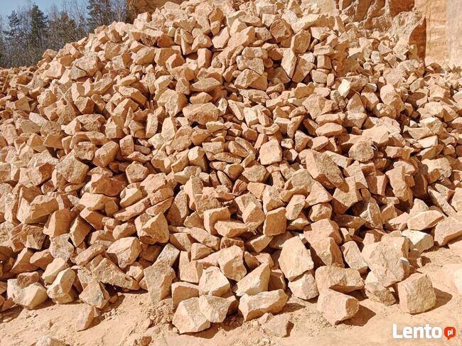 Kamień łamany na skarpy stawu łowiska zbiornika retencyjnego