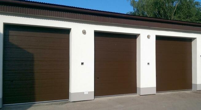 Brama garażowa segmentowa o wymiarach 2500 x 2250, biały