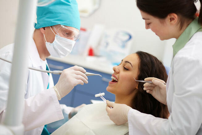 Lekarz Dentysta do stomatologii zachowawczej i endodoncji