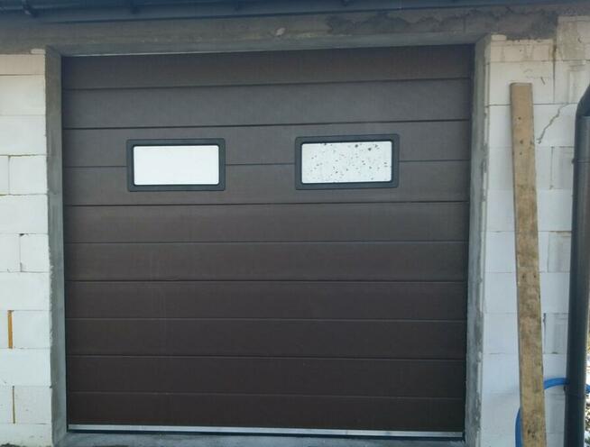 Brama garażowa segmentowa o wymiarach 2500 x 2250, biały