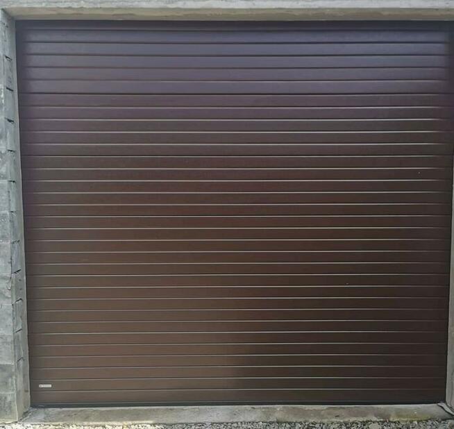 Brama garażowa segmentowa o wymiarach 2500 x 2120, brąz