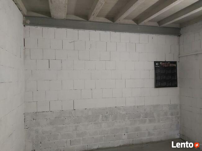 GARAŻ stacja ładowania samochodu elektrycznego.