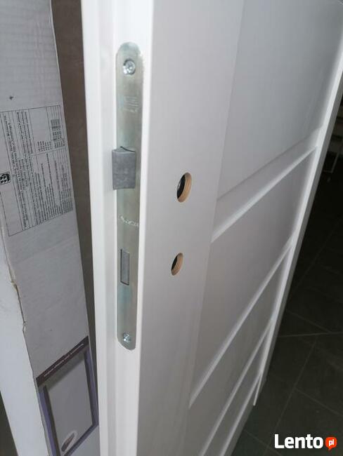 Drzwi łazienkowe białe 90L wraz z ościeżnicą.